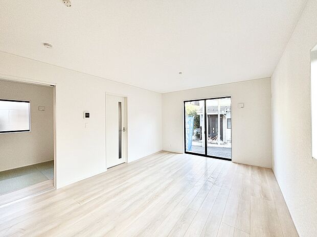 隣接の和室を開放すればさらに広々空間に