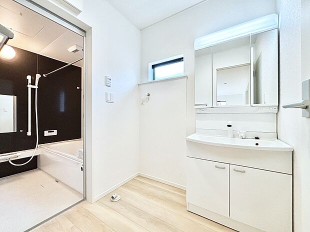 小窓がついているので湿気の多い場所でも換気が十分行えます。毎日の身支度を気持ち良く!