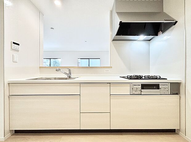 リビングを見渡せる人気のカウンターキッチン。 家族を見守りながら家事をすることができます。