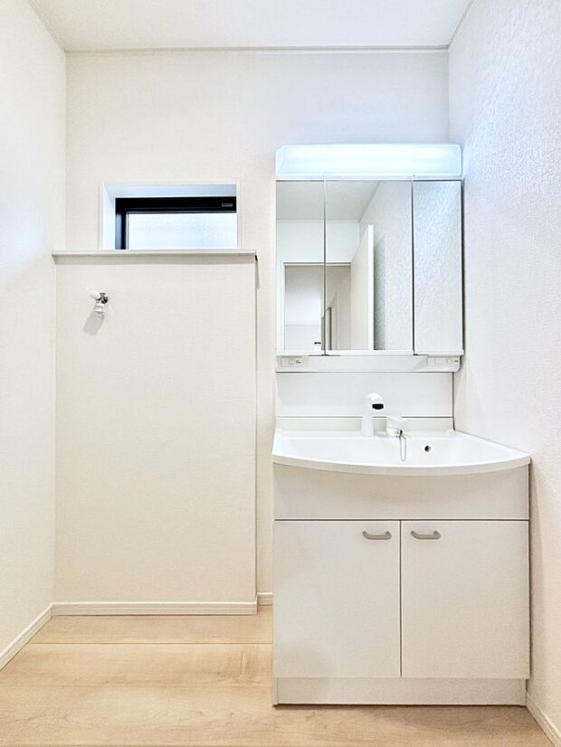 大きく見やすい三面鏡で清潔感ある洗面台は、身だしなみチェックや肌のお手入れにおすすめです。