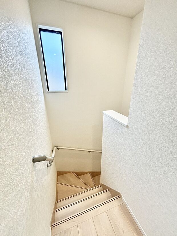 安全性を考慮し階段には手すりを設置しています