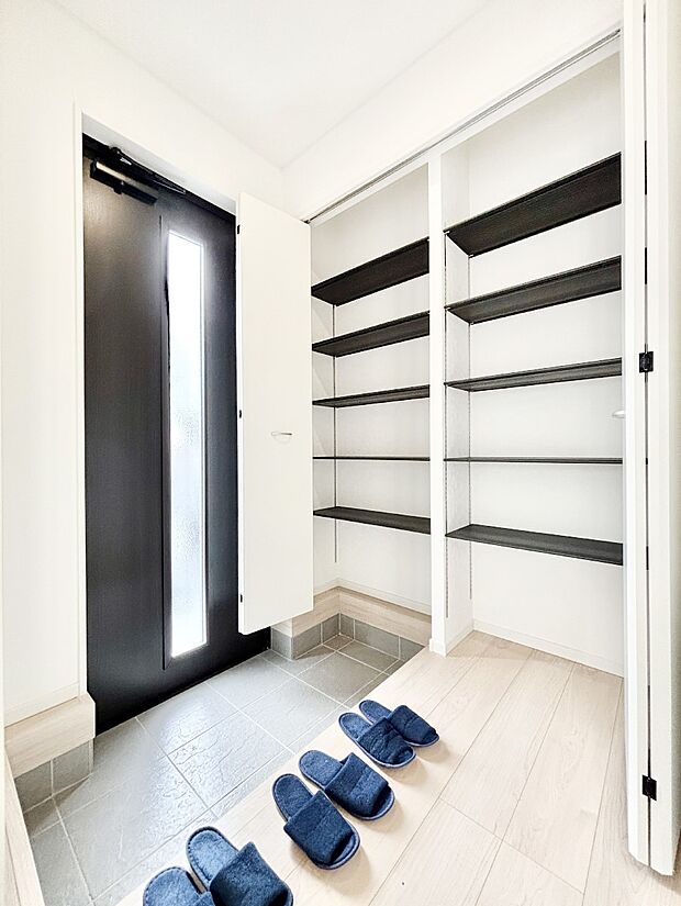 玄関ドアにスリッドラインが入っているので光の演出をしてくれます