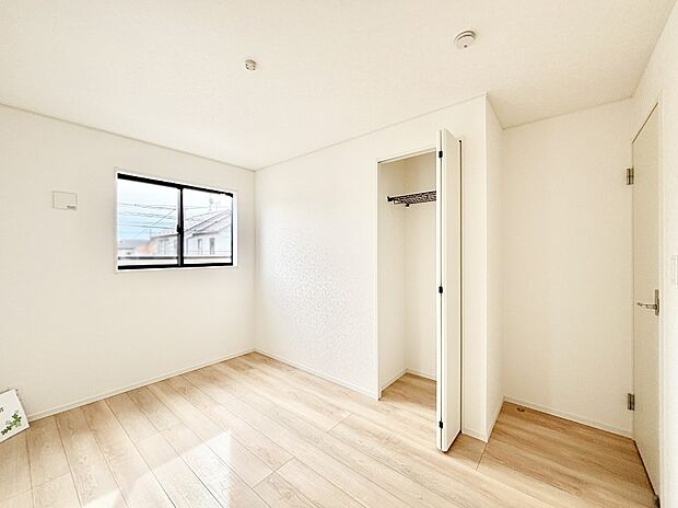 窓からのやさしい光が心地よいプライベートルーム