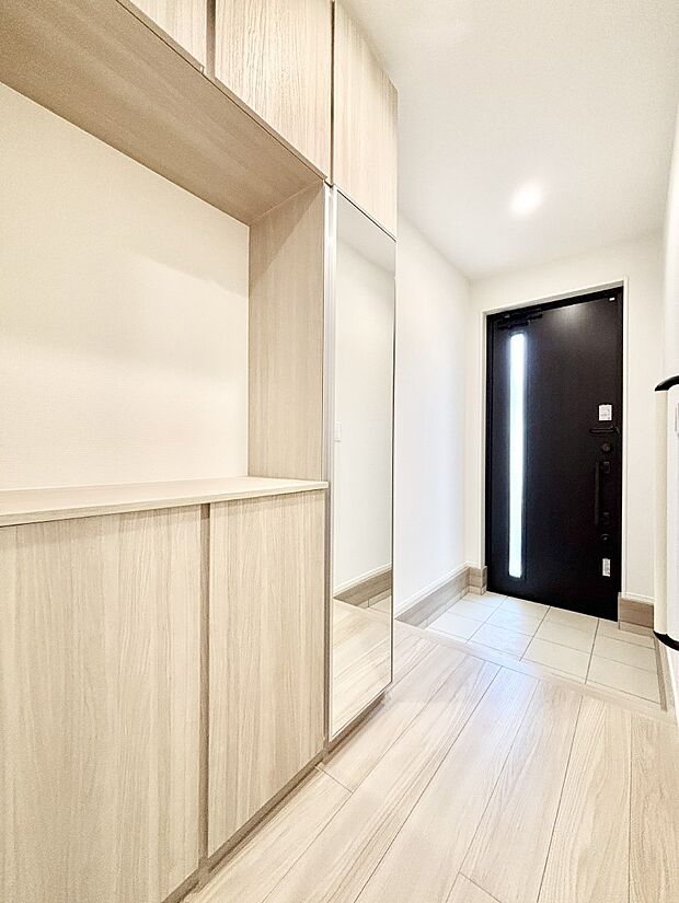 明るい玄関はお客様をお出迎えするのにぴったりです!