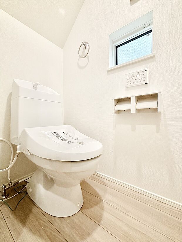 明るく清潔感のあるトイレです。　 