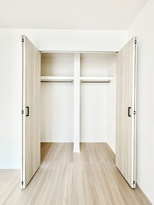 洋室のクローゼット。奥行きがあるので厚手の衣類もすっきり収まります。