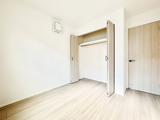 やさしい光がさしこむ居室はしっかり収納付き　