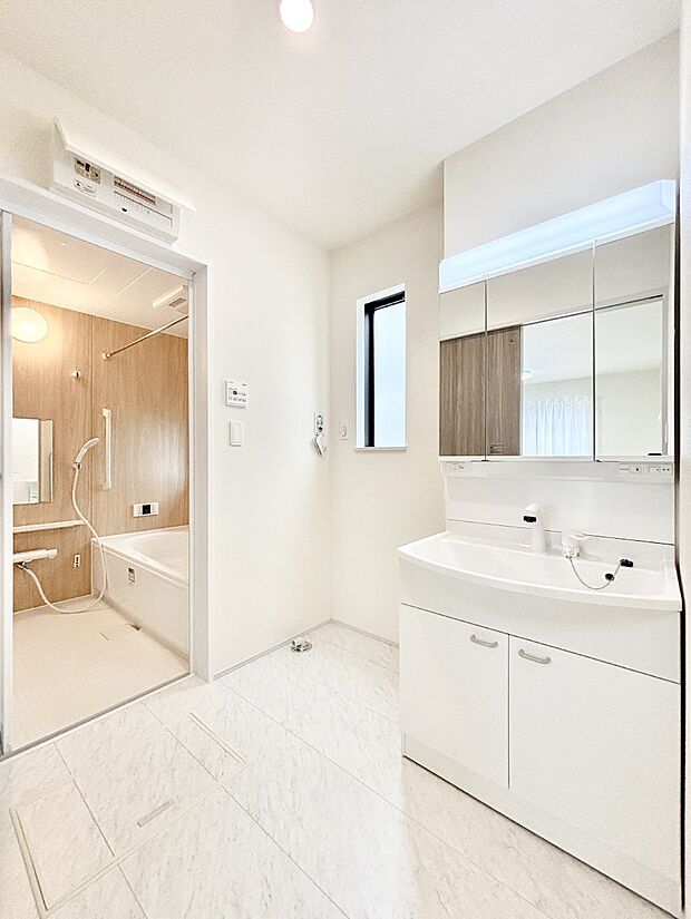 ゆとりの洗面スペースで朝の身支度もスムーズに