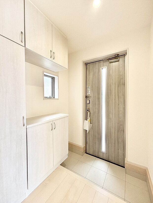 明るい玄関はお客様をお出迎えするのにぴったりです!