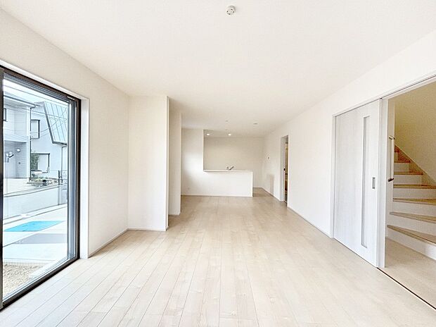 ご家族の賑やかな話し声で包まれる明るいリビング