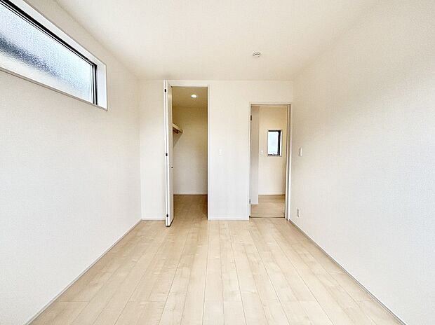 使いやすい形でベットや家具の置き方にも困ることもありません。