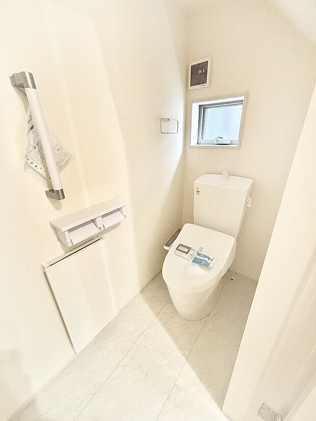 明るく清潔感のあるトイレです。