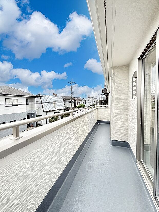 ゆったりバルコニーだから沢山お洗濯ものを干せます。