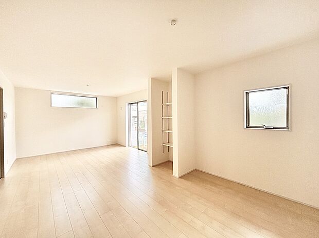 明るい陽光が注ぎ、寛ぎの雰囲気に満たされるダイニング。