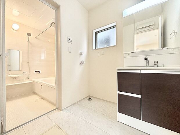 身支度もスムーズにおこなえる脱衣場。