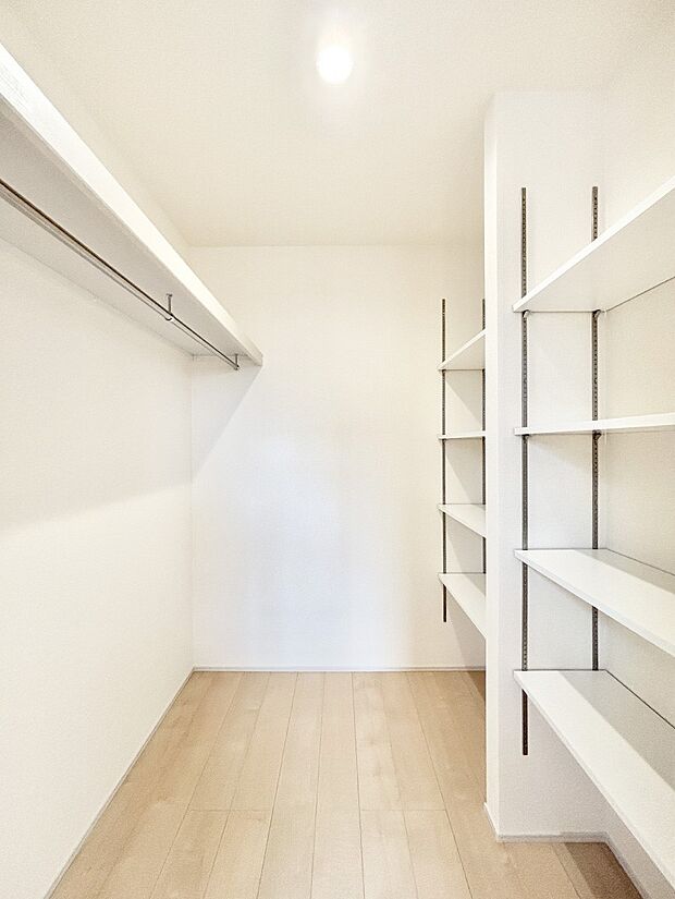 ウォークインクローゼット付きで生活空間を広く利用できます。
