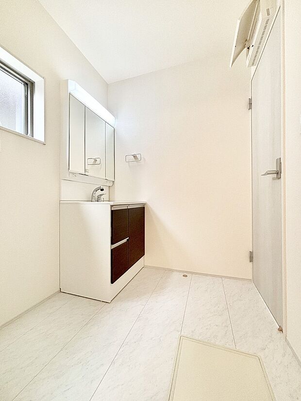 明るい洗面所は毎朝の身支度も楽しくできちゃいそうです。