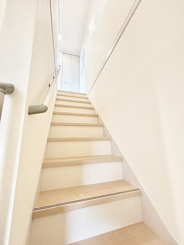 階段は手すり付きなので小さなお子さまやご高齢の方も安心です