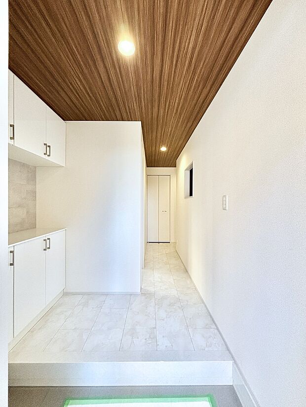 明るい玄関はお客様をお出迎えするのにぴったりです！ 