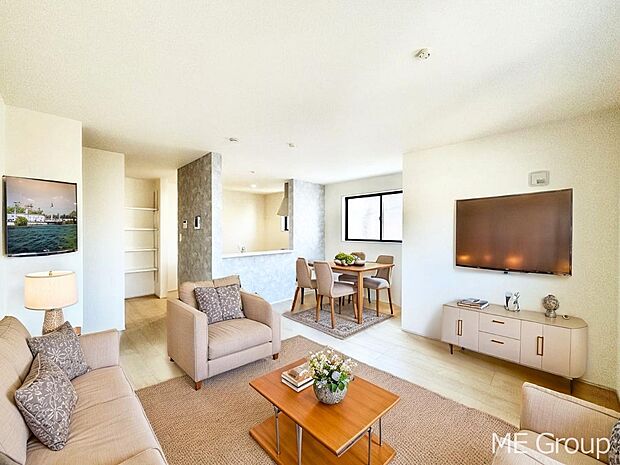 ご家族の賑やかな話し声で包まれる明るいリビング  ※家具はCGです