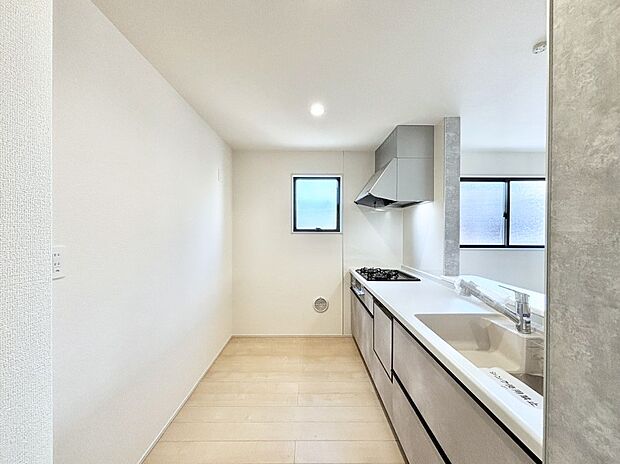 爽やかな風が通り抜けるキッチン。窓があるので明るく換気にも役立ちます。