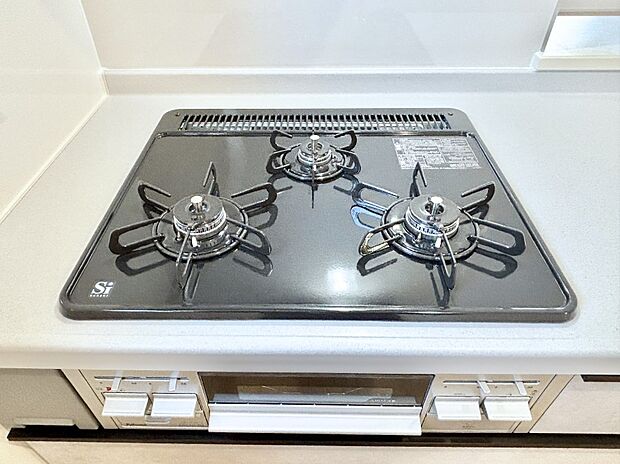 ガスコンロはＳｉセンサー搭載。火力調節や焦げ付き・消し忘れも防いでくれます。