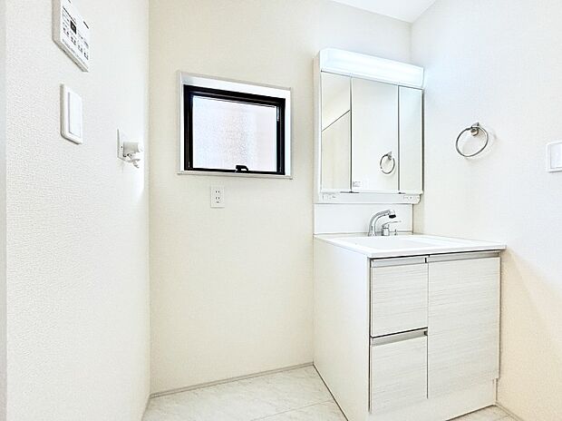 小窓がついているので湿気の多い場所でも換気が十分行えます。毎日の身支度を気持ち良く！