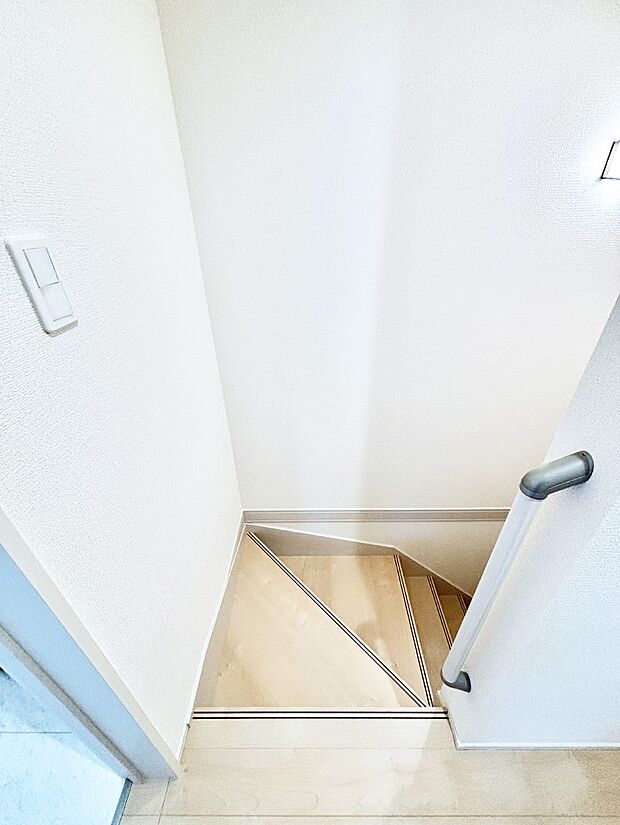 安全性を考慮し階段には手すりを設置しています