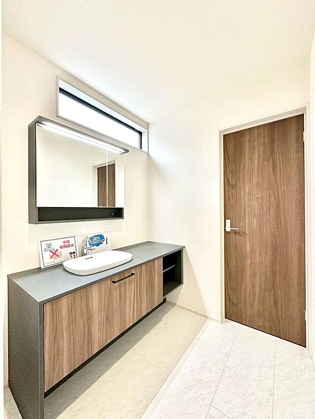 明るい洗面所は毎朝の身支度も楽しくできちゃいそうです。