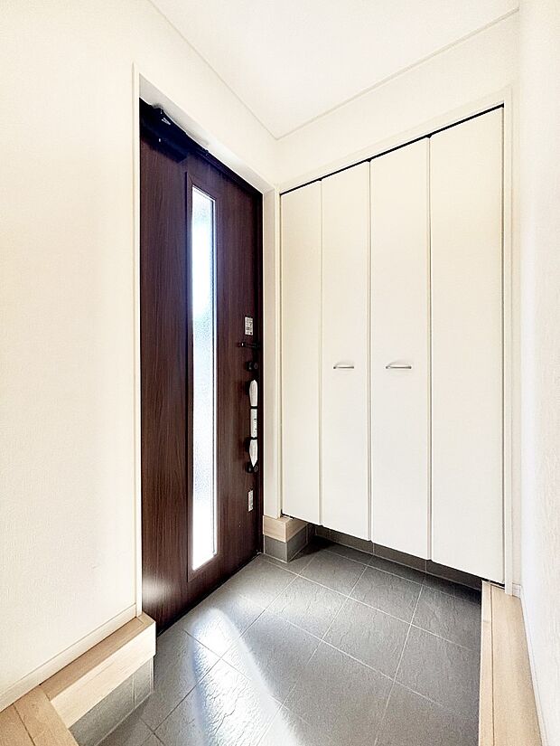 明るい玄関はお客様をお出迎えするのにぴったりです！ 