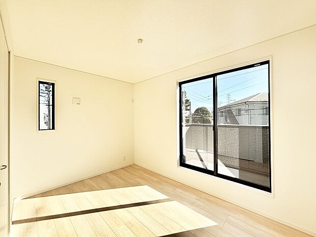 明るいバルコニーサイドに洋室を設置。目覚めの良い寝室に。 