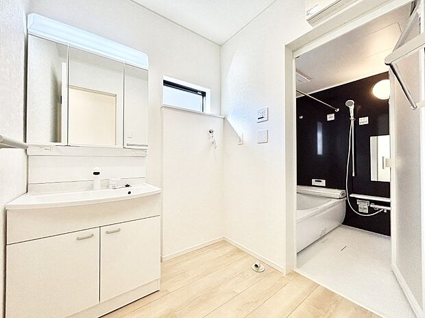 清潔感のある快適空間です。毎日の身支度も気持ち良くお使い頂けます。 