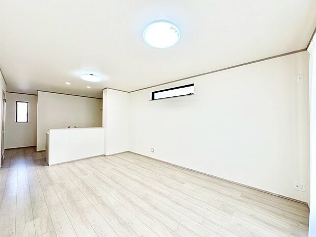 ご家族の賑やかな話し声で包まれる明るいリビング