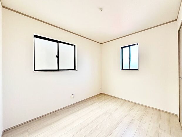 窓からのやさしい光が心地よいプライベートルーム