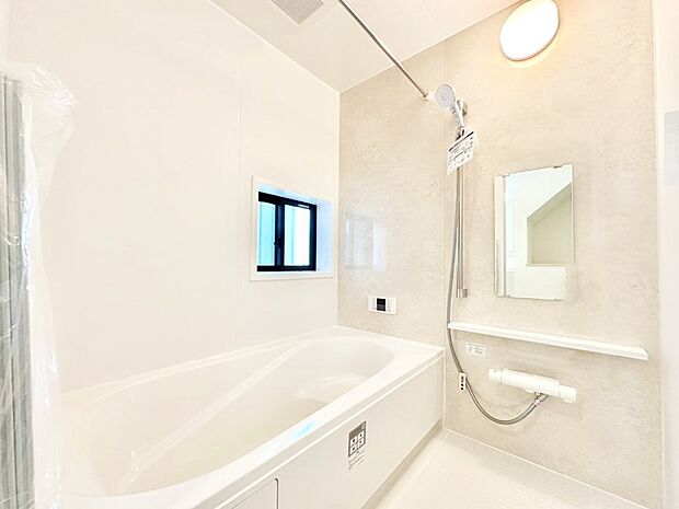 一日の疲れを癒してくれる明るい清潔感のあるバスルーム