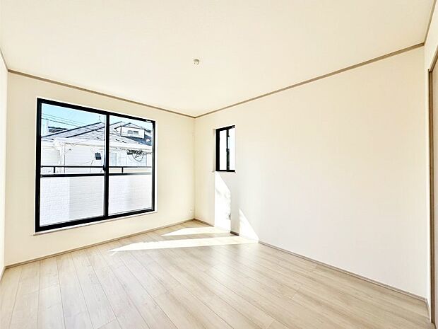 バルコニーが開放感をプラスしてくれる洋室