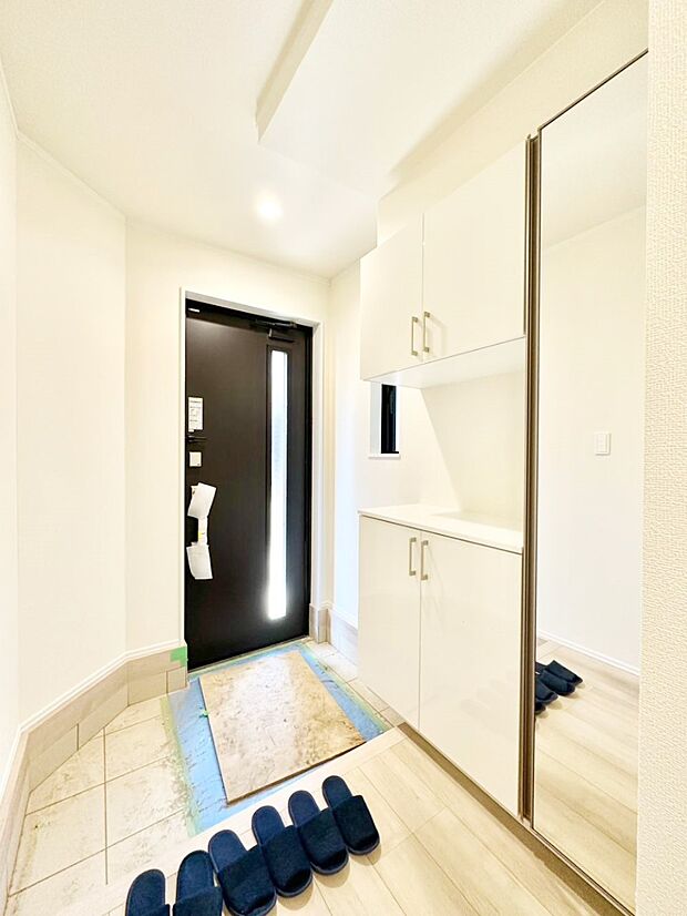 ガラススリットの入った玄関ドアが室内に光を届けてくれます