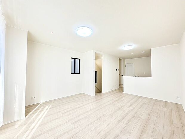 ご家族の賑やかな話し声で包まれる明るいリビング