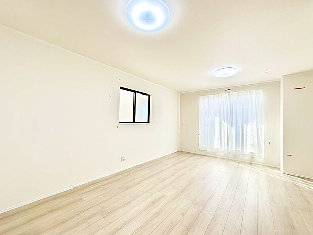 大きな窓からたっぷりの陽光と風を感じられるリビング