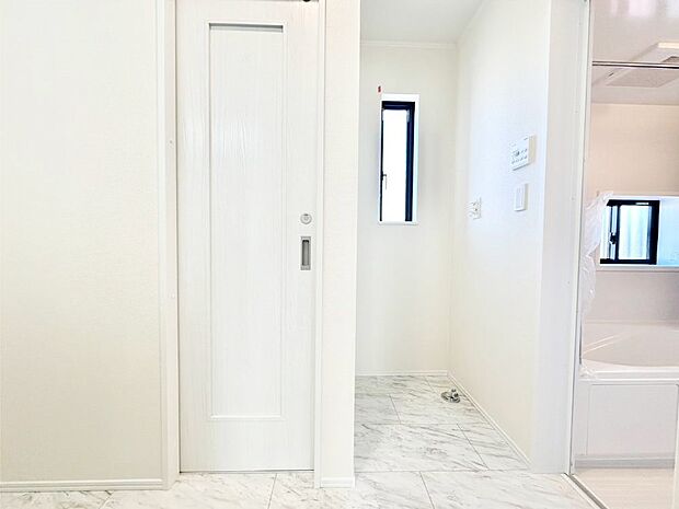 清潔感ある洗面化粧室で朝の身支度も快適