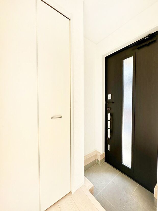 明るい陽光が入り込む玄関。ご家族の靴もスッキリ収納できる玄関収納付き!