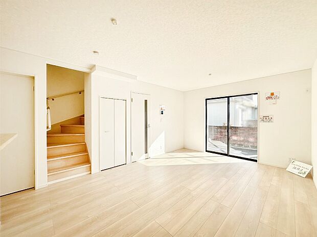 あると嬉しいリビング収納付き!スッキリと片付いた広々LDK。