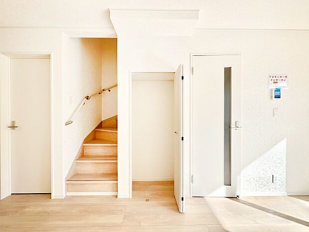 リビング収納。ここに収納があると物が集まるLDKがスッキリ片付きそうですね。