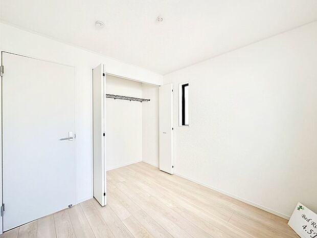 やさしい光がさしこむ居室はしっかり収納付き