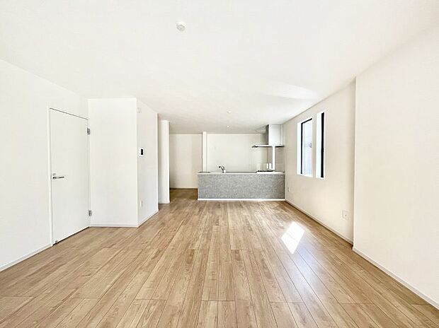 ご家族の賑やかな話し声で包まれる明るいリビング