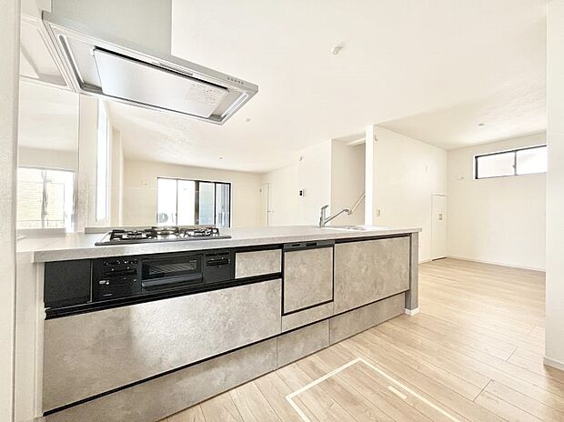 リビングで遊ぶお子様を見守りながらお料理ができる対面キッチン。  