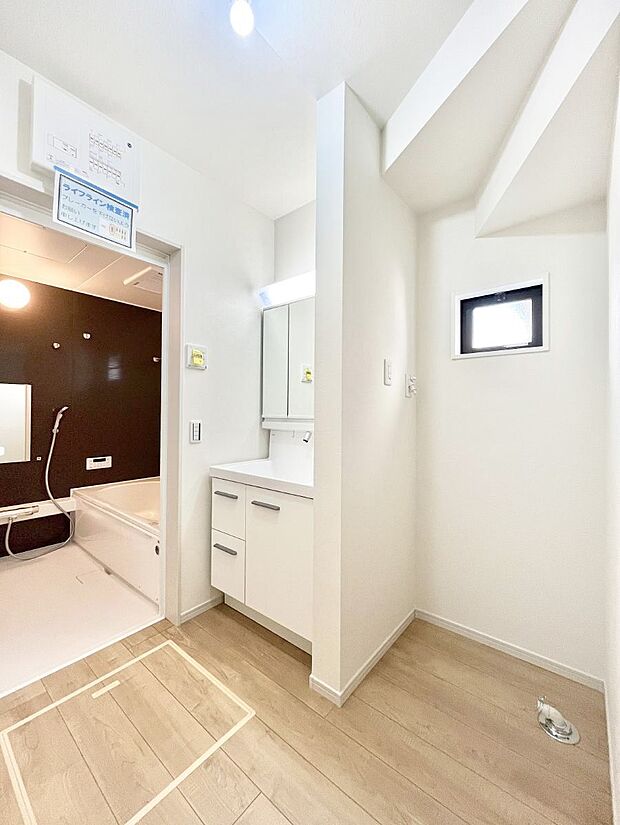 身支度もスムーズにおこなえる脱衣場。  