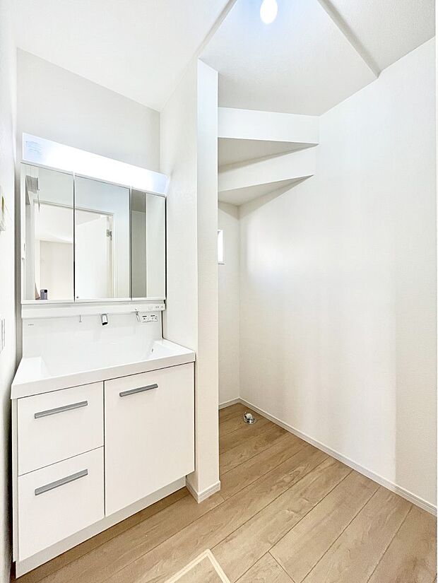 明るい洗面所は毎朝の身支度も楽しくできちゃいそうです。    