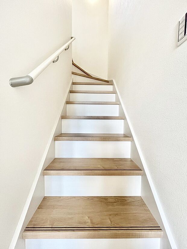 安全性を考慮し階段には手すりを設置しています