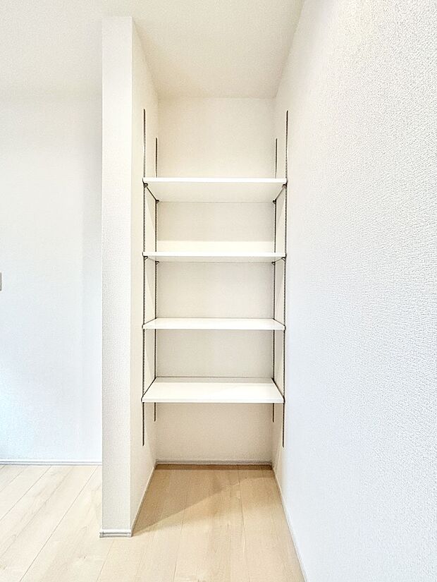 キッチン横収納!食材のストックはもちろん、日用品の収納など使い方はいろいろ!